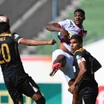 Un jugador de Always Ready disputa el balón con dos de Real Oruro