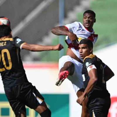 Un jugador de Always Ready disputa el balón con dos de Real Oruro