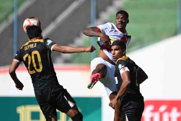 Un jugador de Always Ready disputa el balón con dos de Real Oruro