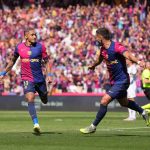 Raphinha (izquierda) celebra con Ferran el tercer gol del Barcelona ante el Madrid.