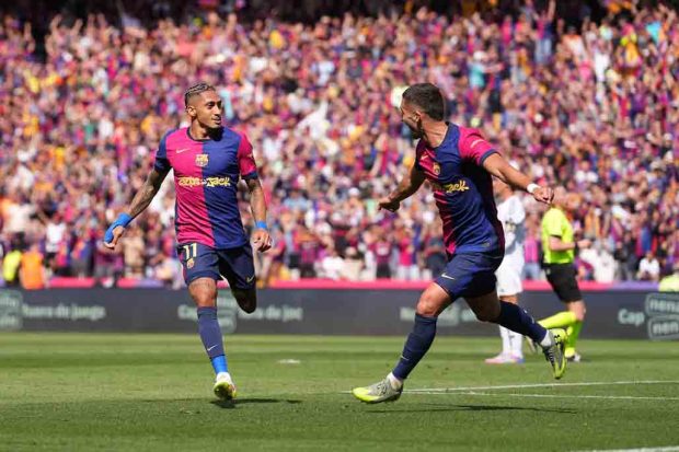 Raphinha (izquierda) celebra con Ferran el tercer gol del Barcelona ante el Madrid.