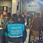 Personal de la Alcaldía clausura la discoteca.