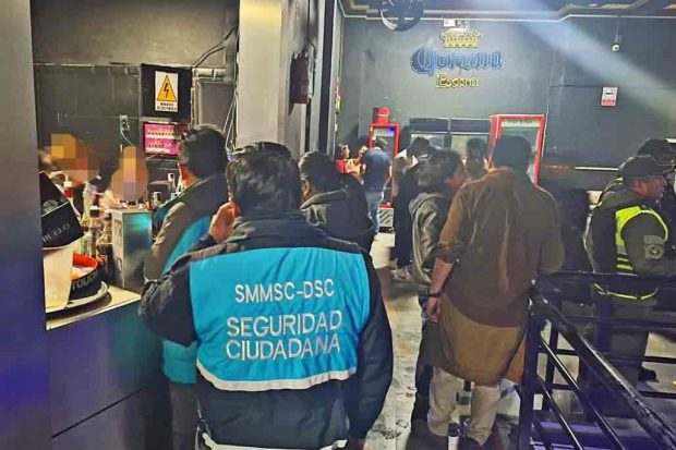 Personal de la Alcaldía clausura la discoteca.