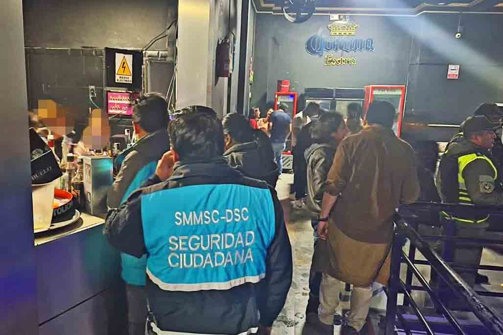Personal de la Alcaldía clausura la discoteca.