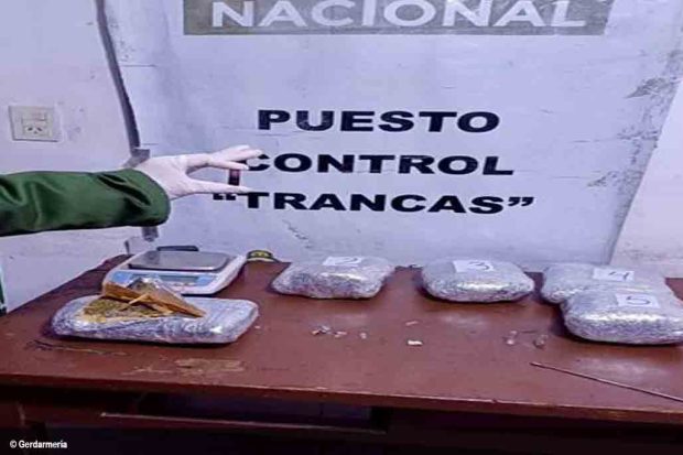 bolivianos con cápsulas de droga en Tucumán
