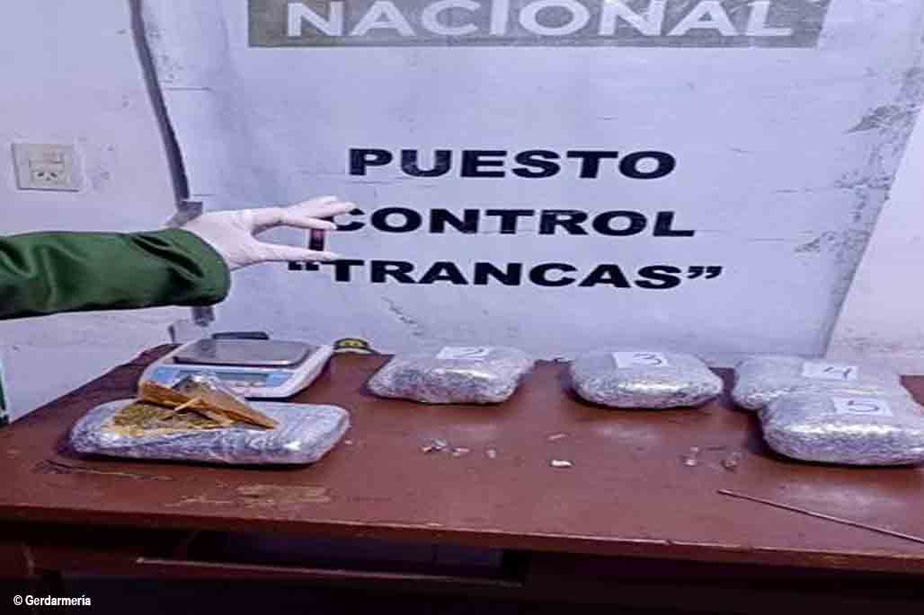 bolivianos con cápsulas de droga en Tucumán