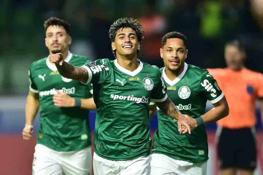 jugadores de Palmeiras celebran la victoria ante Bolívar