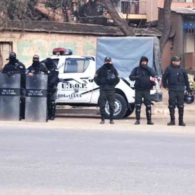 Policías en Parotani.