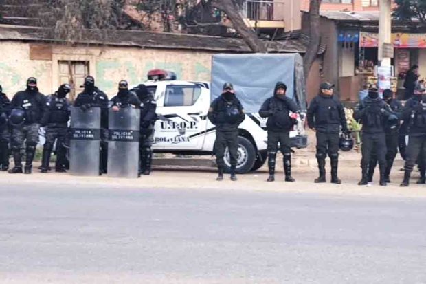 Policías en Parotani.