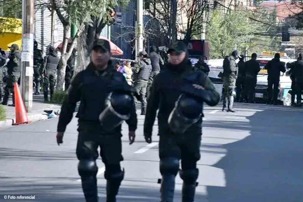 policías en el TSE