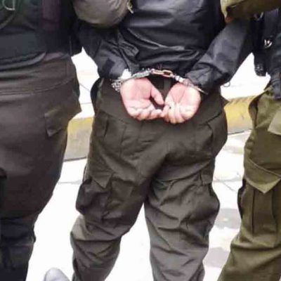 policía aprehendido.