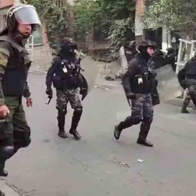 policías repelen a evistas