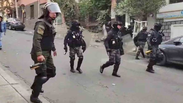 policías repelen a evistas