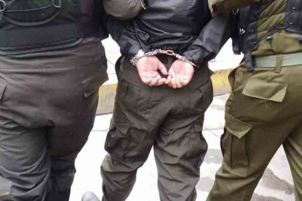 policía aprehendido.