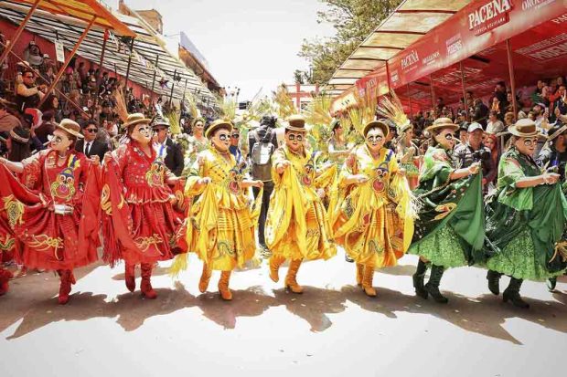 Danzarines en el carnaval de Oruro.