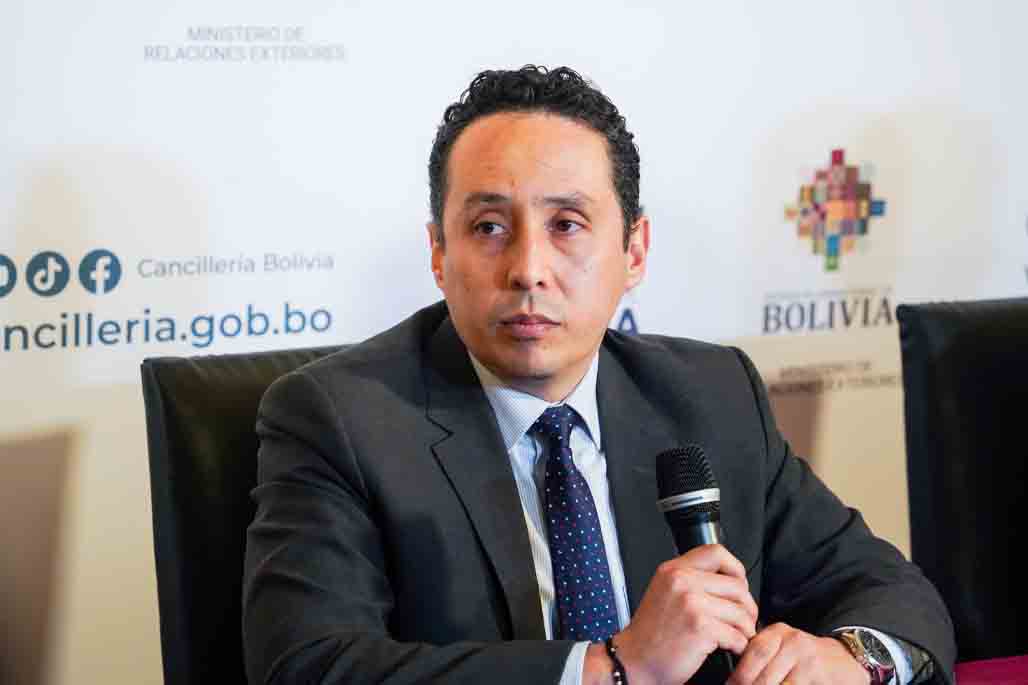 El viceministro de Gestión Consular e Institucional, Fernando Pérez.