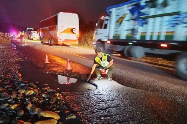 Un agente de Tránsito realiza las pesquisas.