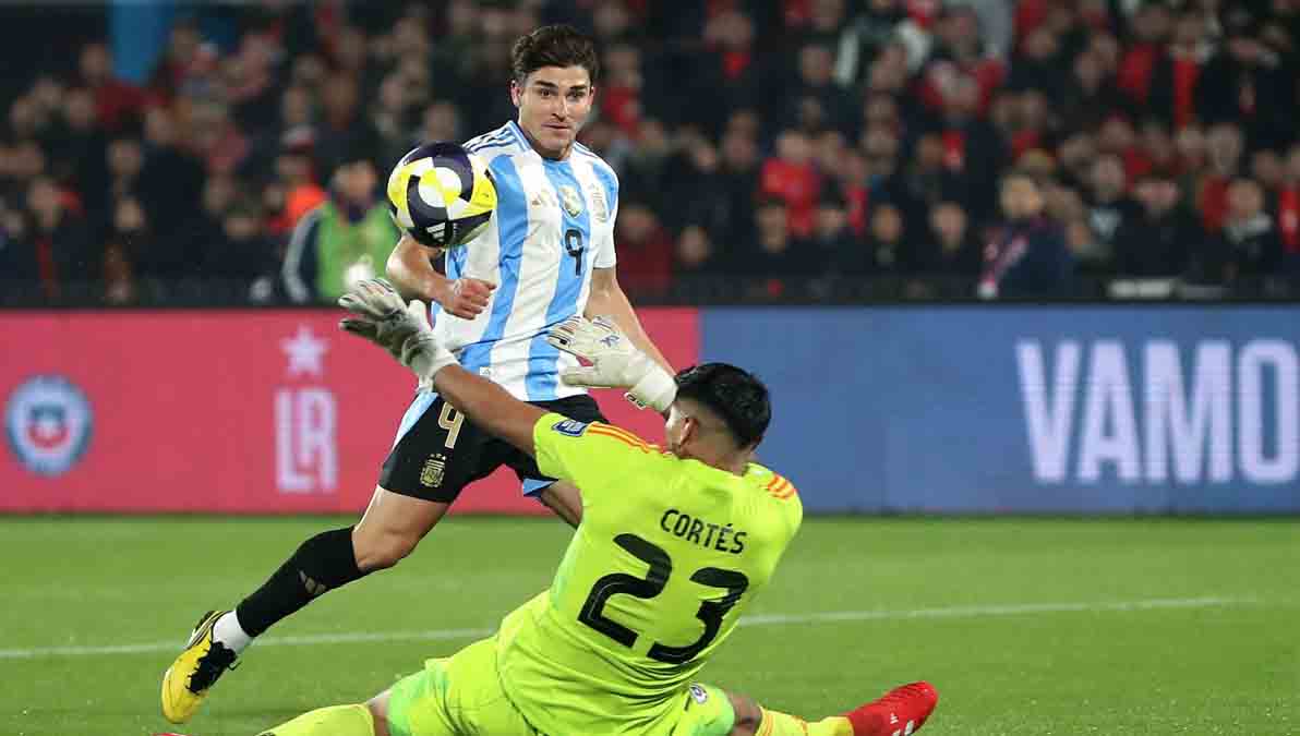 Julián Álvarez anota el gol