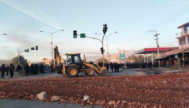 policía despeja bloqueo en Sipe Sipe