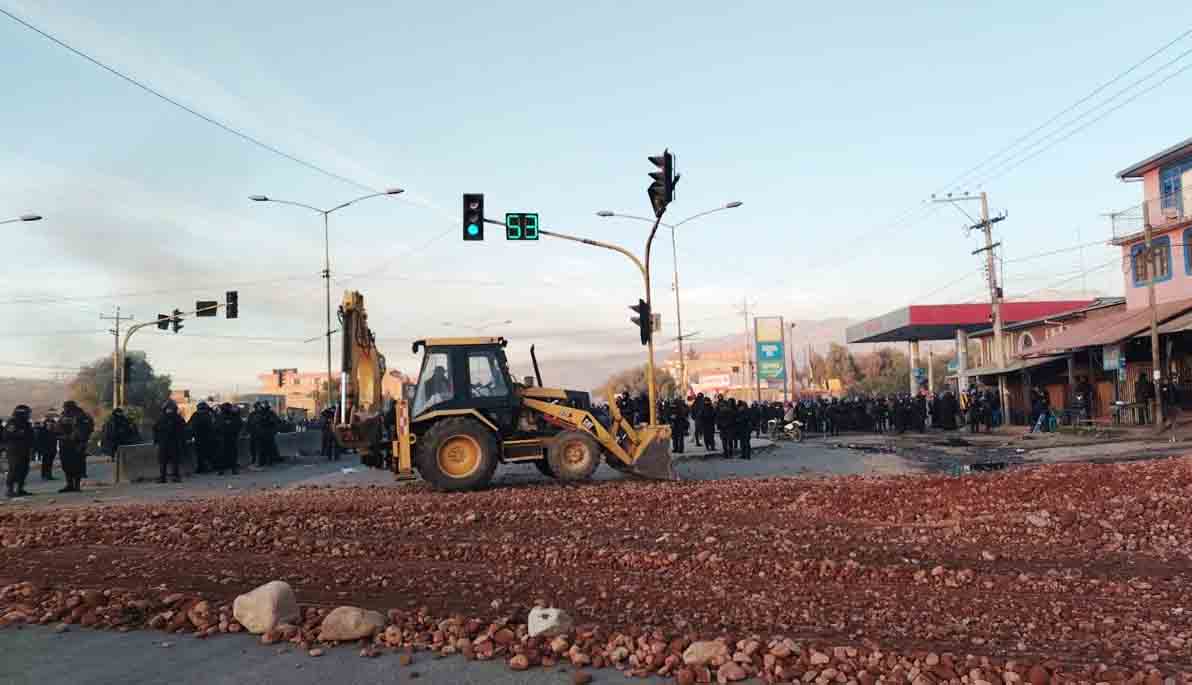 policía despeja bloqueo en Sipe Sipe