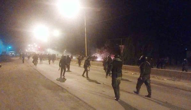 policías y bloqueadores evistas se enfrentan
