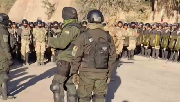 militares y policías en Parotani