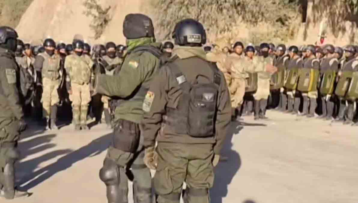 militares y policías en Parotani