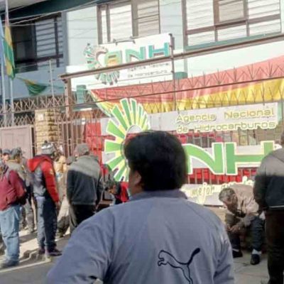 choferes en la sede de la ANH en Cochabamba