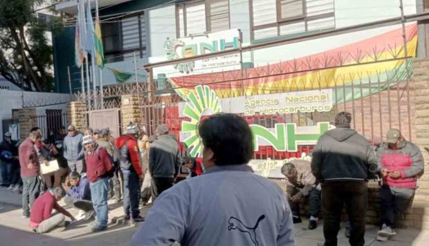 choferes en la sede de la ANH en Cochabamba