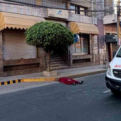 mujer cae de un edificio en Cochabamba