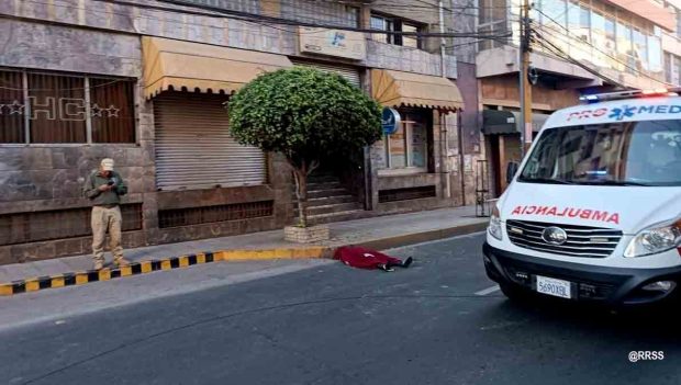 mujer cae de un edificio en Cochabamba