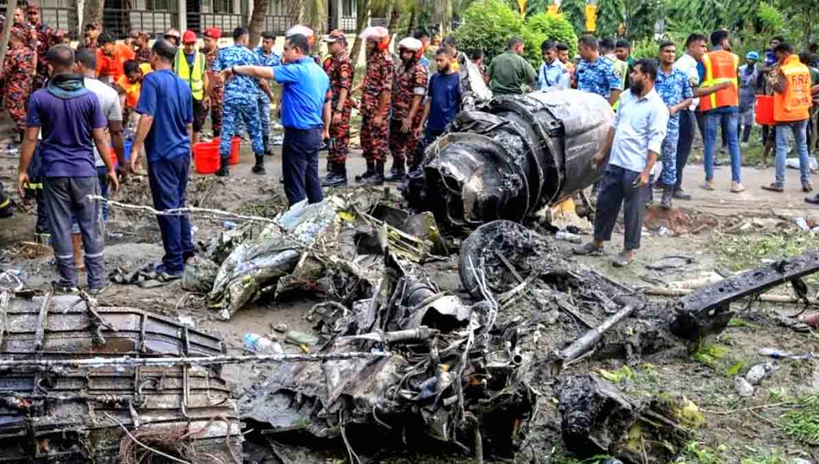 avión militar cae en un colegio en Bangladesh