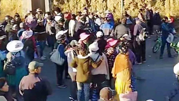 vecinos de Sacaba bloquean una vía
