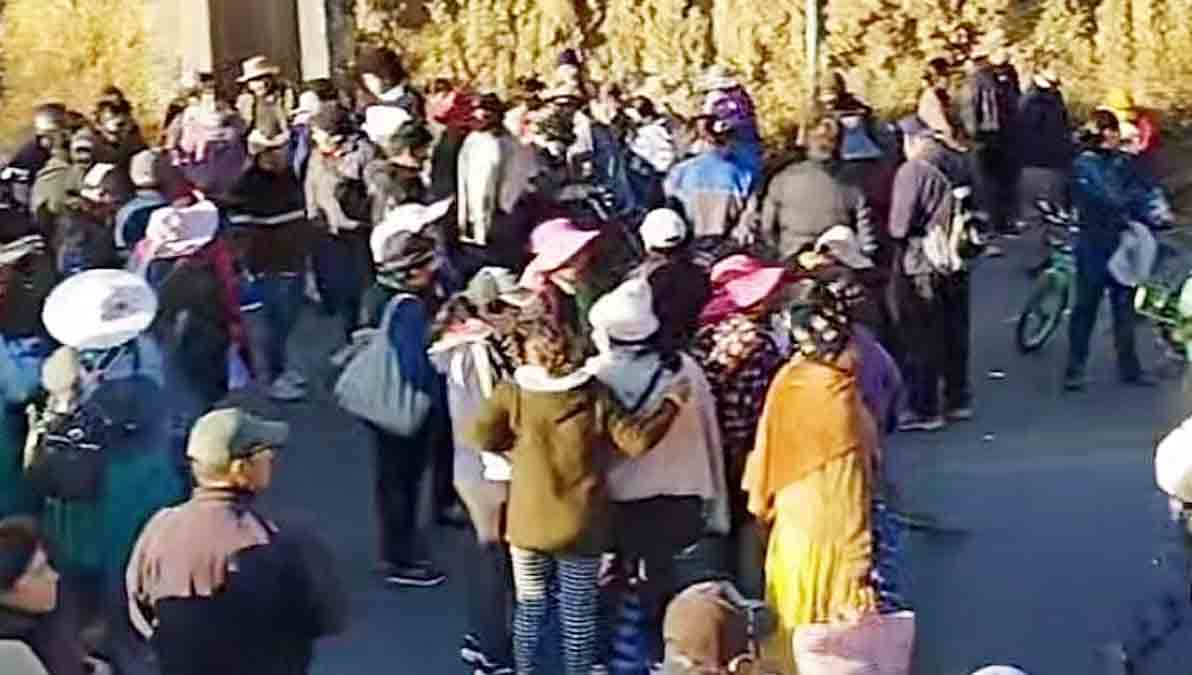 vecinos de Sacaba bloquean una vía
