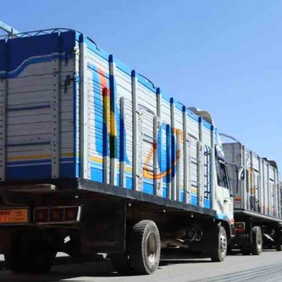 camiones hacen fila por combustibles