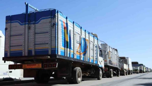 camiones hacen fila por combustibles
