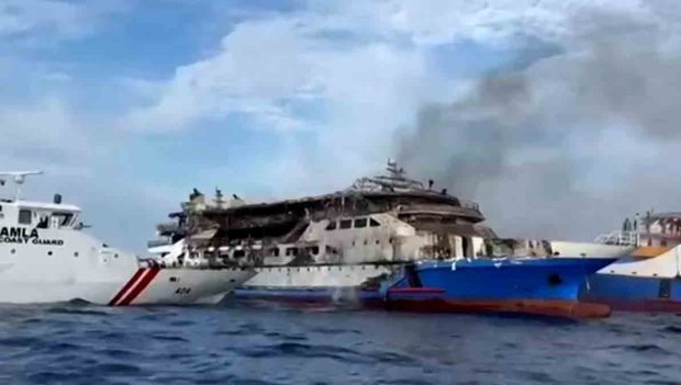 Ferry se incendia en Indonesia