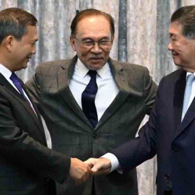 Hun Manet, primer ministro de Camboya, y Phumtham Wechayachai, primer ministro interino de Tailandia