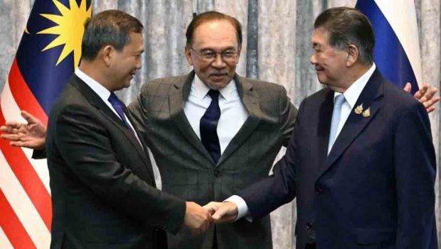 Hun Manet, primer ministro de Camboya, y Phumtham Wechayachai, primer ministro interino de Tailandia