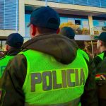 policías
