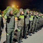 policías