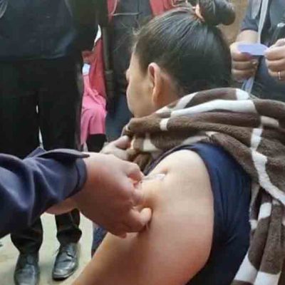 vacunación a una reclusa