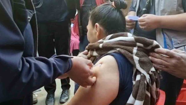 vacunación a una reclusa