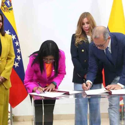 Venezuela y Colombia firman acuerdo de paz