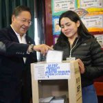el presidente Luis Arce emite su voto