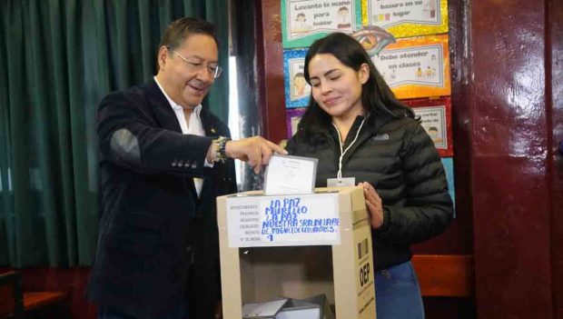 el presidente Luis Arce emite su voto