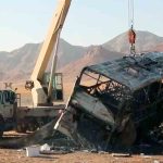 remolcan al autobús incendiado