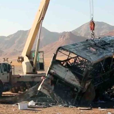 remolcan al autobús incendiado
