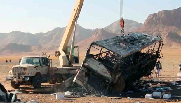 remolcan al autobús incendiado
