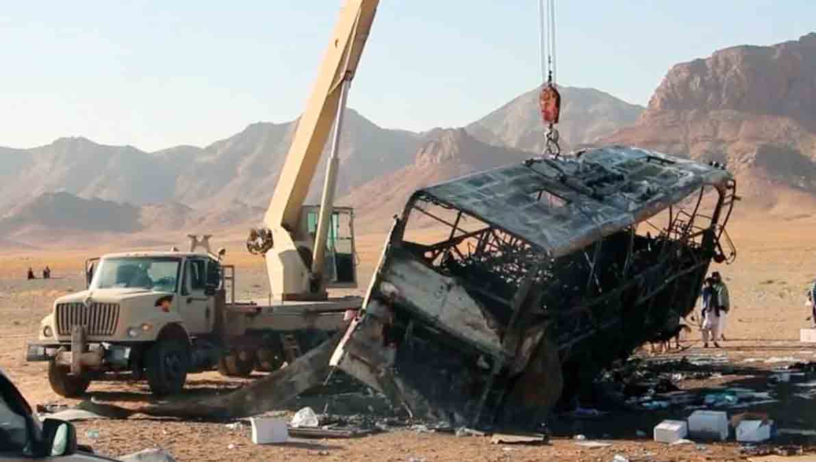 remolcan al autobús incendiado